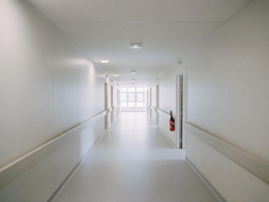 Santé et médico-social — Cliniques, EHPAD, maisons de santé : des contrôles fréquents, des créneaux courts, une traçabilité sans faille.